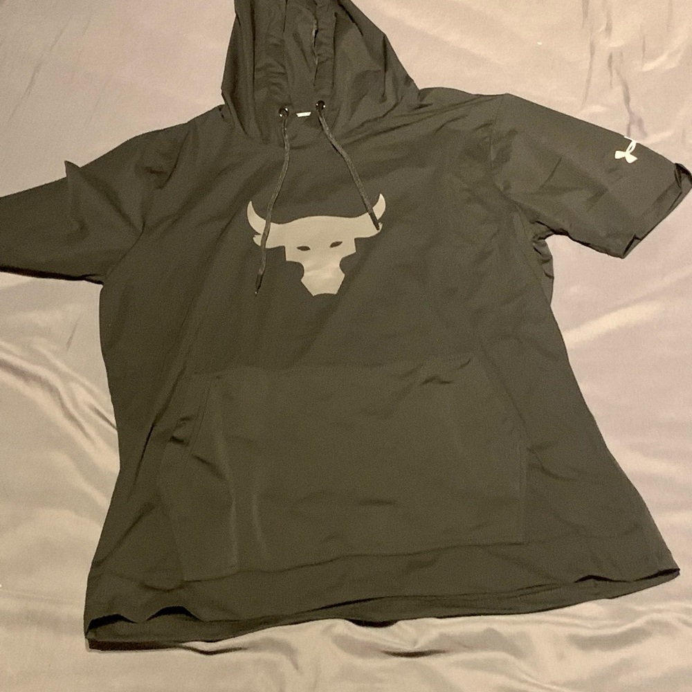 Men’s extra-large under armor shorts sleeve hoodie
